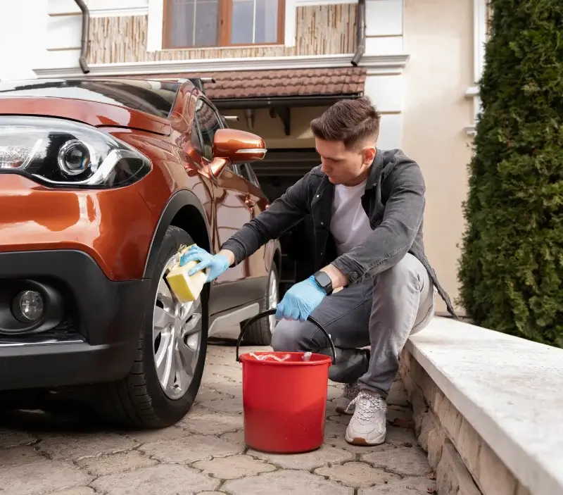Lavage auto à domicile Verneuil-en-Bourbonnais : professionnel intervenant sur un véhicule